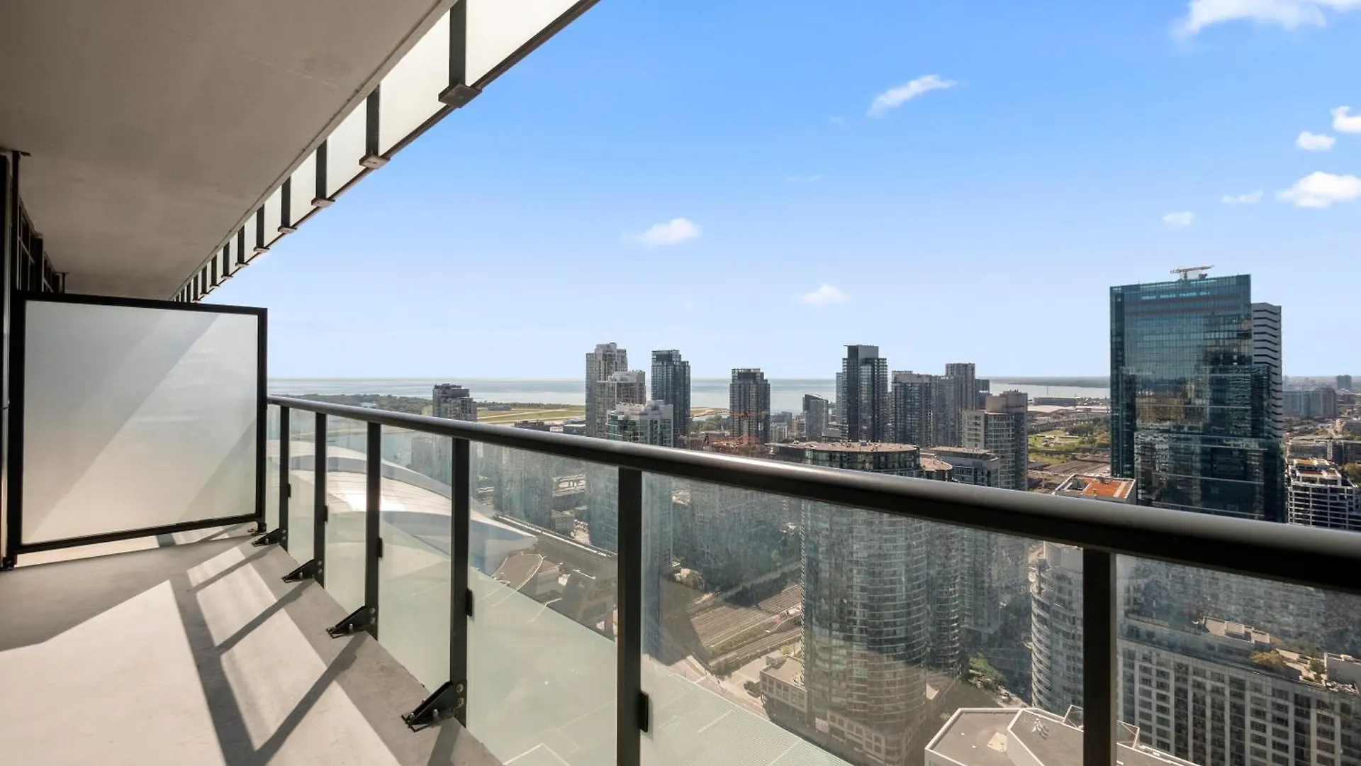 The Ellios Suites - In Downtown Toronto, Opposite CN Tower & Rogers Centre Toronto