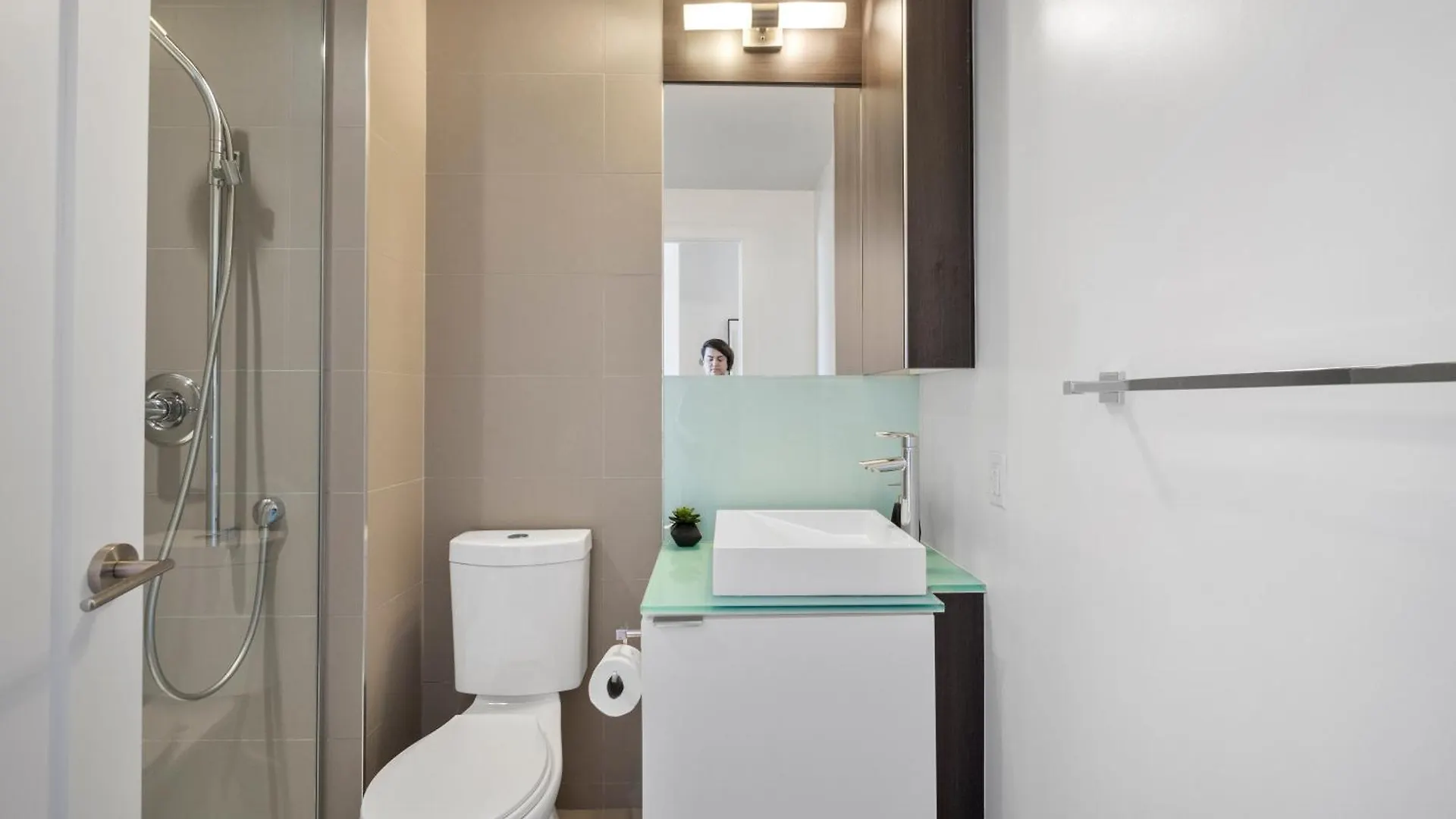 The Ellios Suites - In Downtown Toronto, Opposite CN Tower & Rogers Centre Toronto
