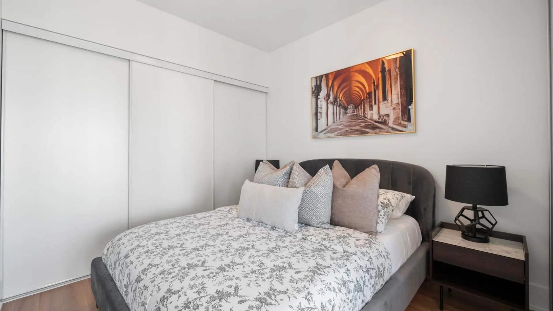 The Ellios Suites - In Downtown Toronto, Opposite CN Tower & Rogers Centre Canada